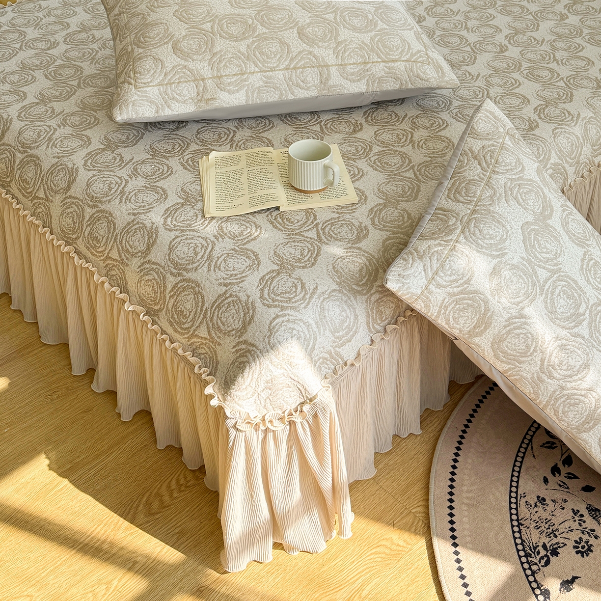 91家纺网 家纺一手货源 找家纺 女子家纺 2026新款A类凉豆豆凉感提花床裙席-玫瑰物语系列 玫瑰物语-香槟金