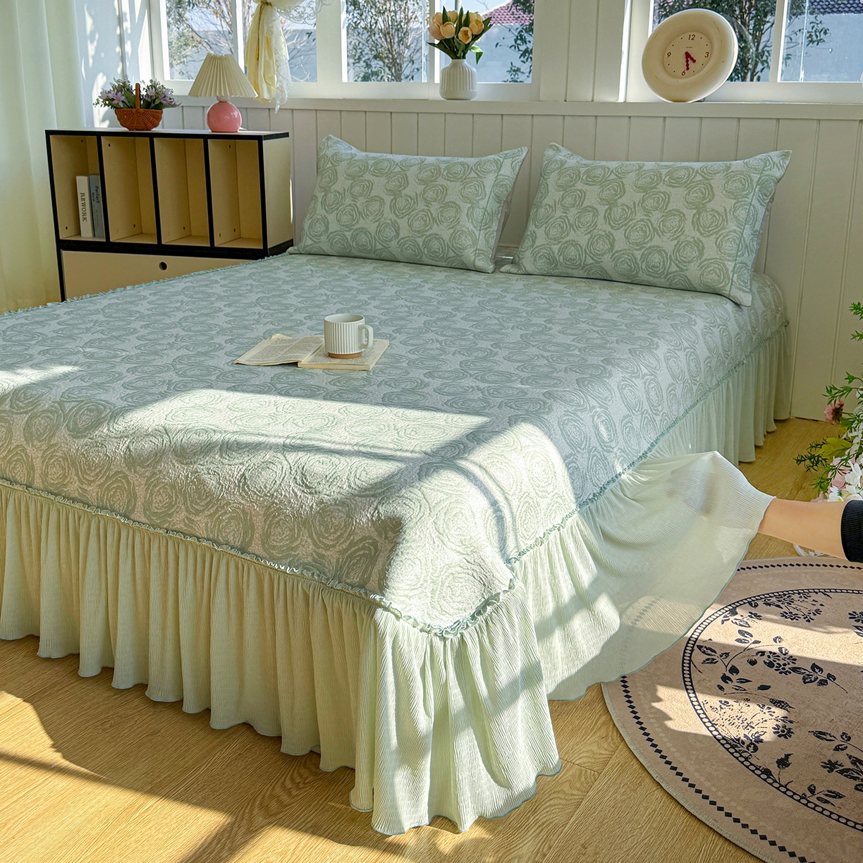 91家纺网 家纺一手货源 找家纺 女子家纺 2026新款A类凉豆豆凉感提花床裙席-玫瑰物语系列 玫瑰物语-优雅绿