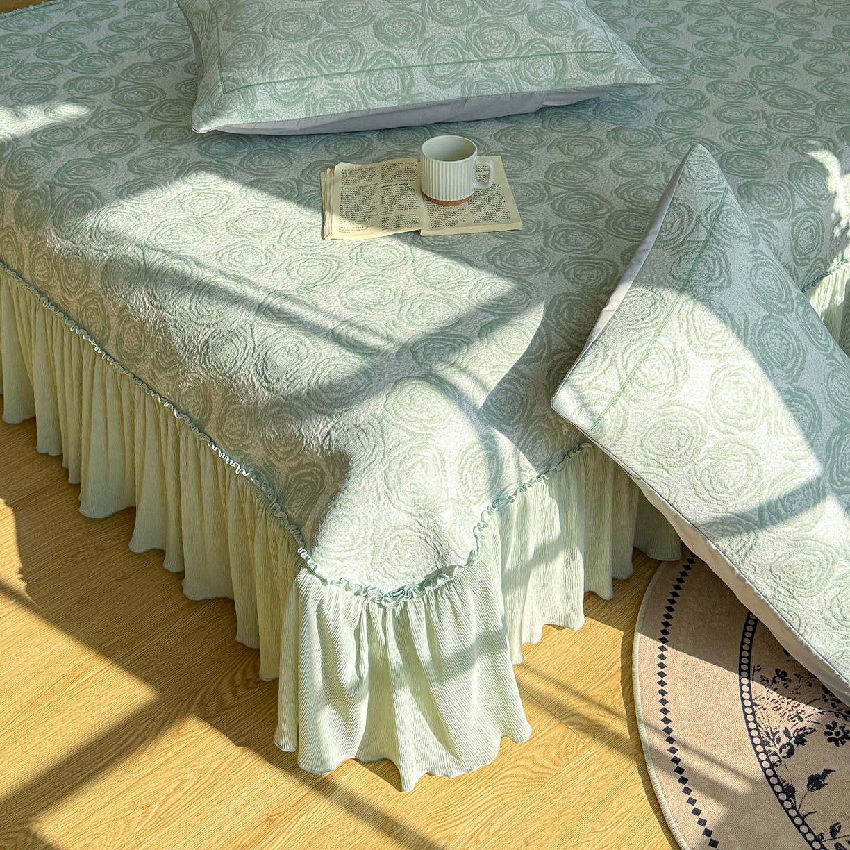 91家纺网 家纺一手货源 找家纺 女子家纺 2026新款A类凉豆豆凉感提花床裙席-玫瑰物语系列 玫瑰物语-优雅绿