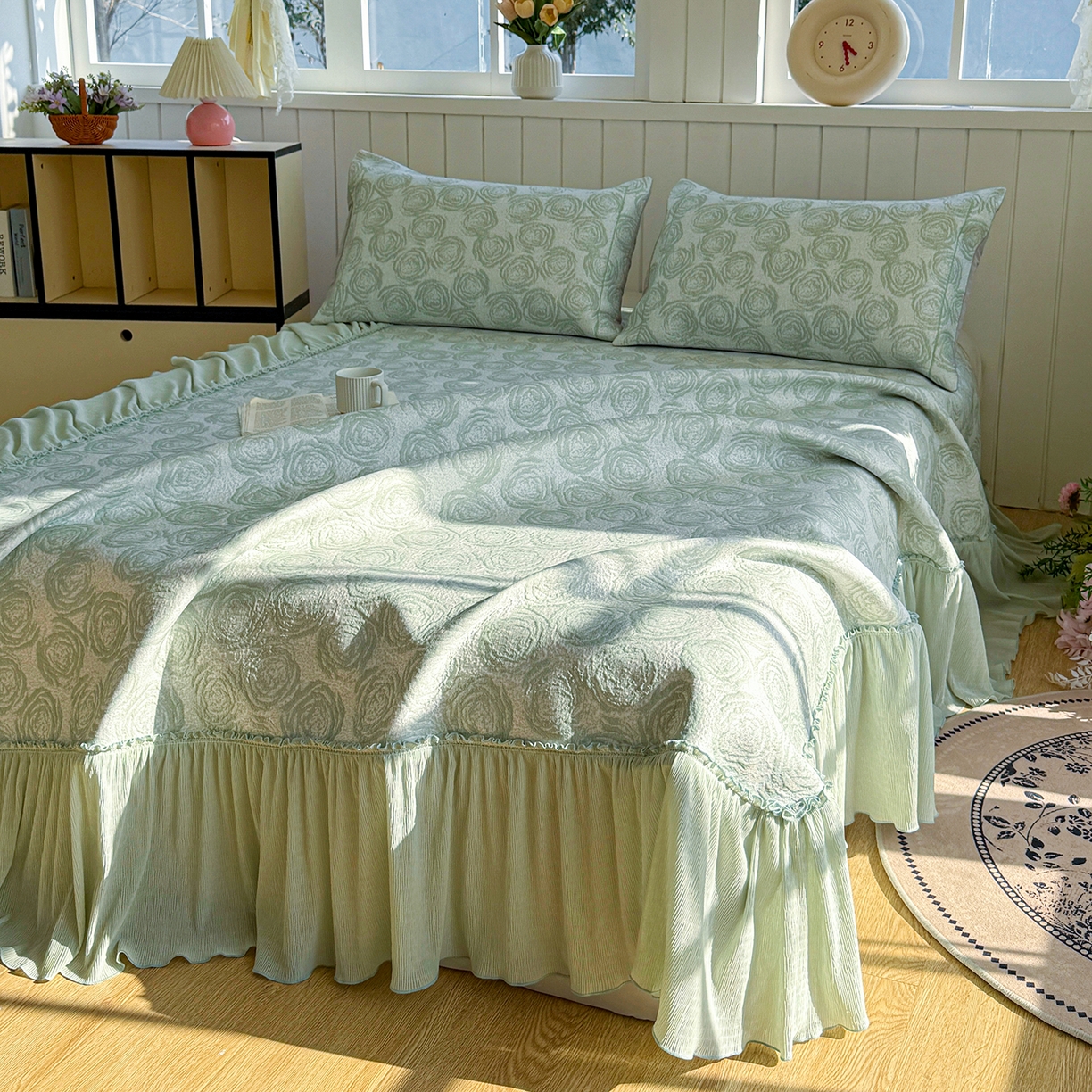 91家纺网 家纺一手货源 找家纺 女子家纺 2026新款A类凉豆豆凉感提花床裙席-玫瑰物语系列 玫瑰物语-优雅绿