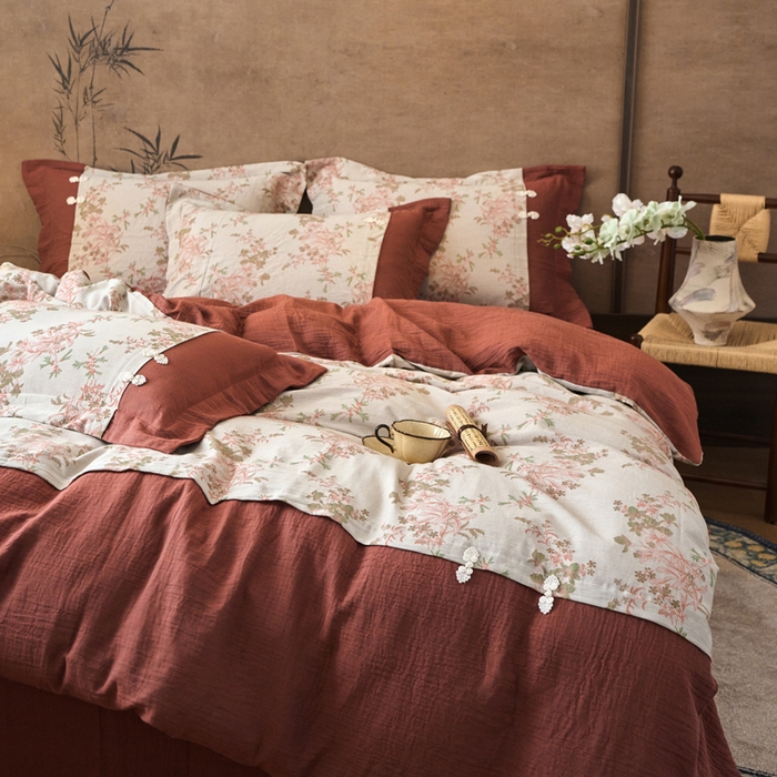 91家纺网 家纺一手货源 找家纺 春皖家纺 2026新款全棉提花双层纱盘扣四件套-旗袍风系列 玉茗