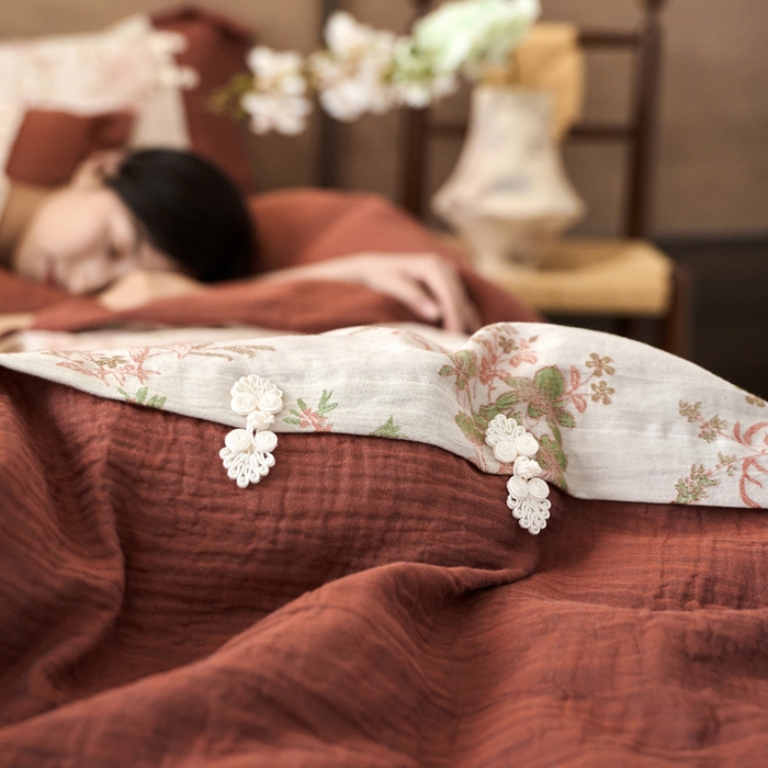 91家纺网 家纺一手货源 找家纺 春皖家纺 2026新款全棉提花双层纱盘扣四件套-旗袍风系列 玉茗