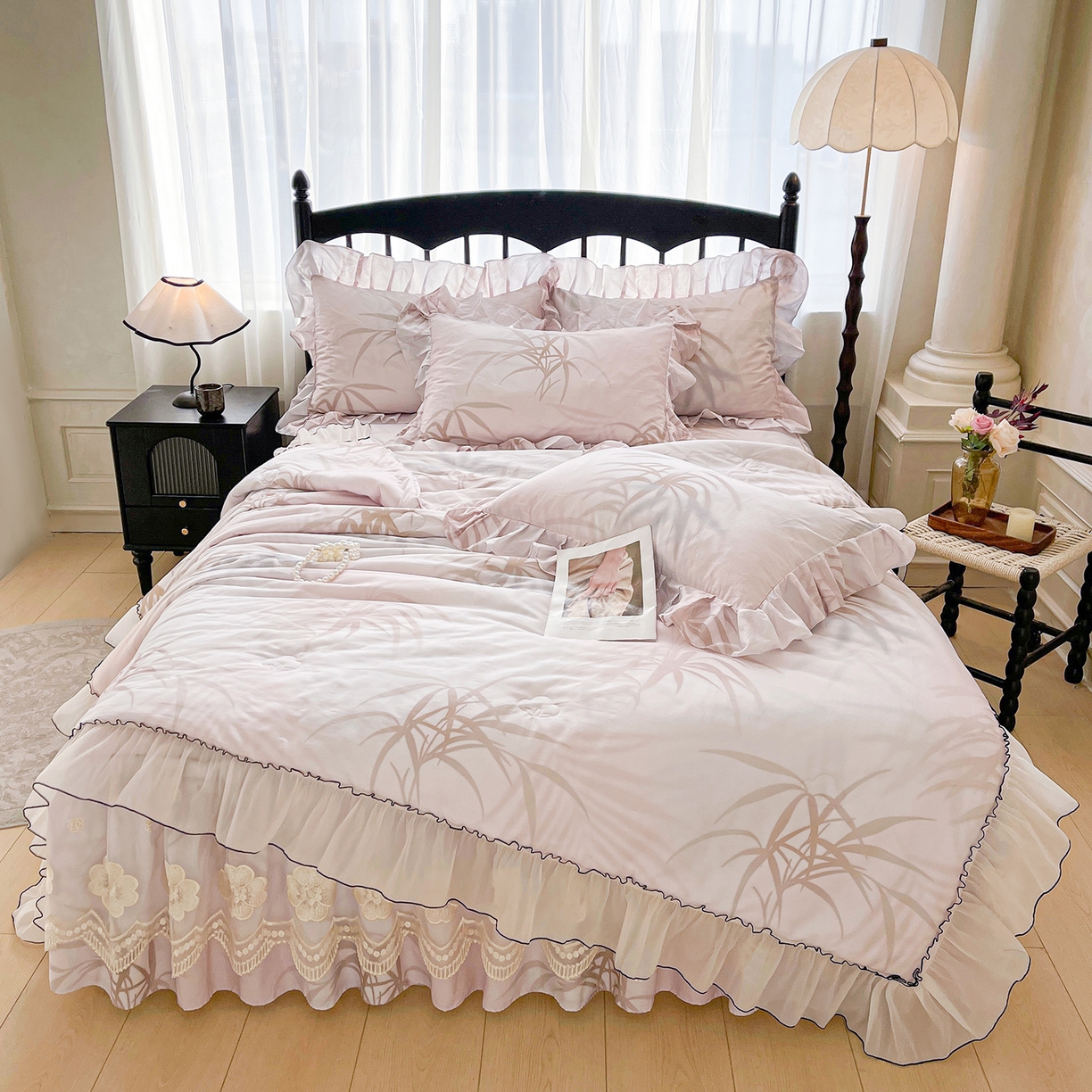 91家纺网 家纺一手货源 找家纺 宜凡家纺 2026新款全棉数码印花夏被床裙四件套③号系列 竹影 粉