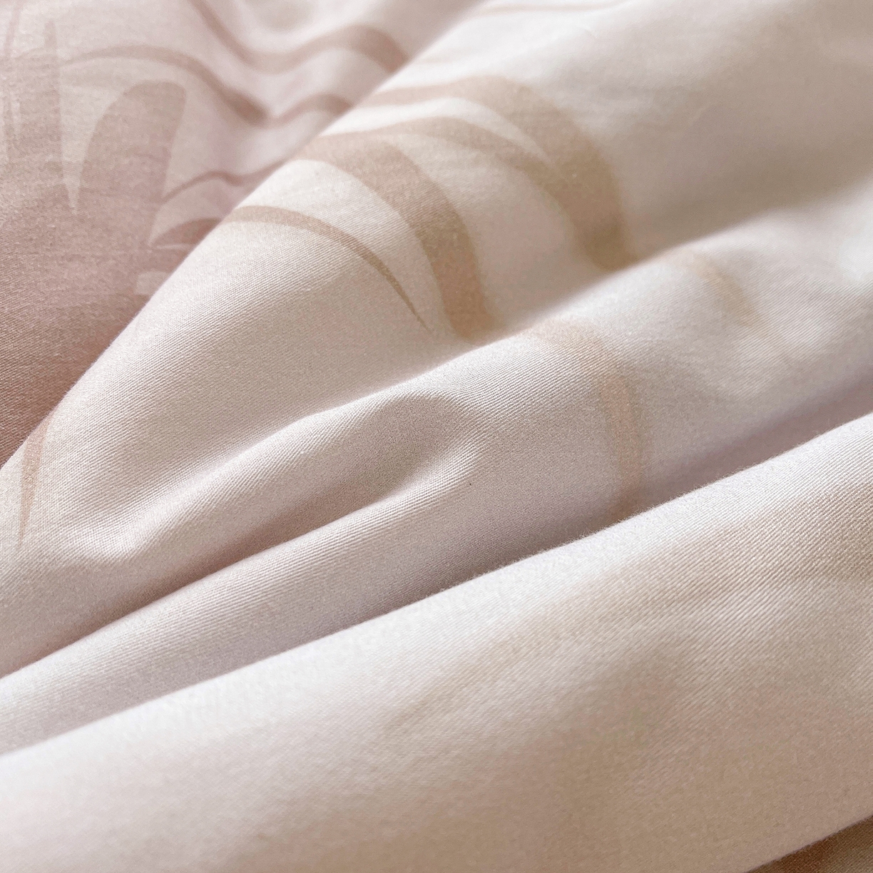 91家纺网 家纺一手货源 找家纺 宜凡家纺 2026新款全棉数码印花夏被床裙四件套③号系列 竹影 粉