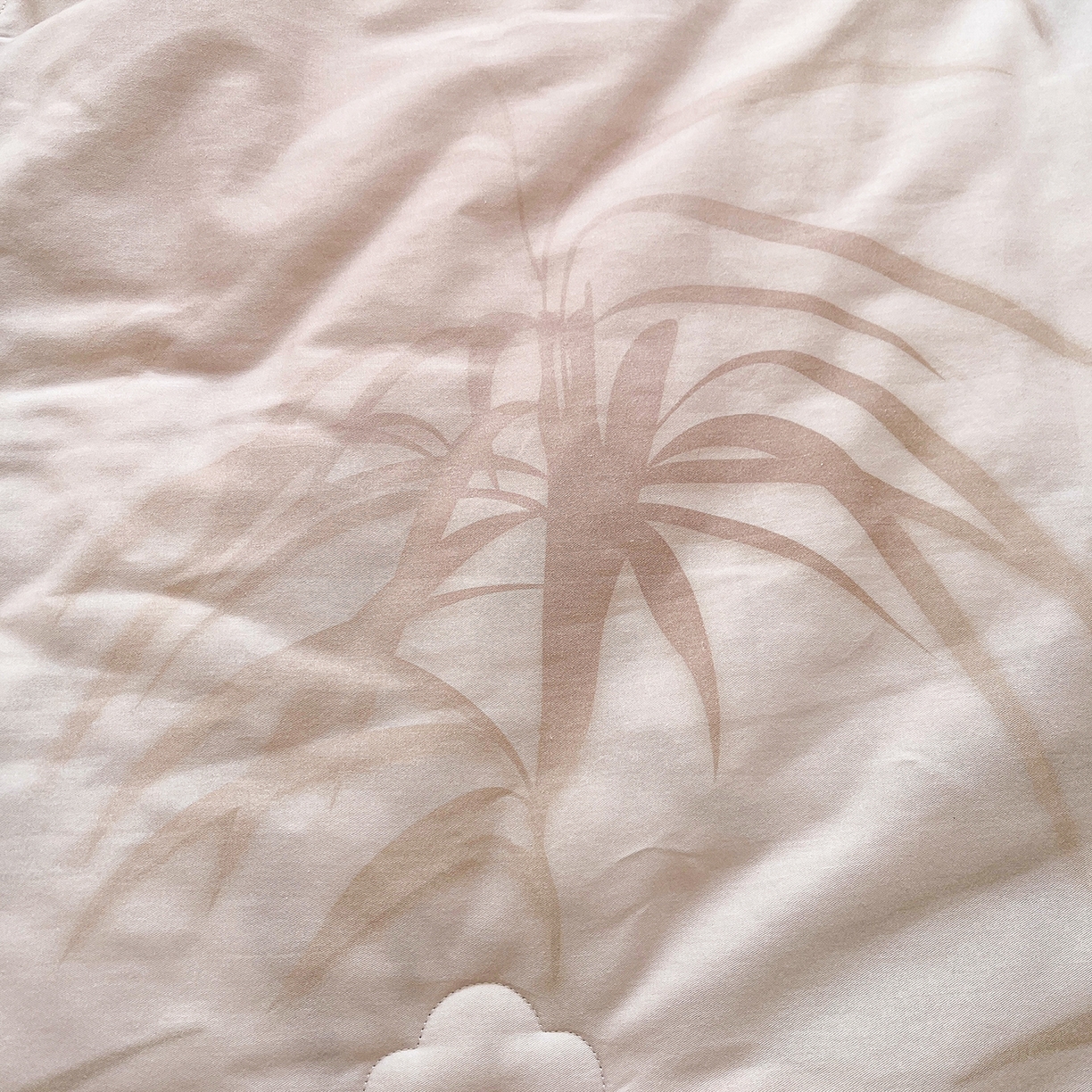 91家纺网 家纺一手货源 找家纺 宜凡家纺 2026新款全棉数码印花夏被床裙四件套③号系列 竹影 粉