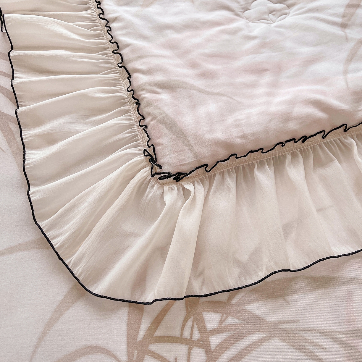 91家纺网 家纺一手货源 找家纺 宜凡家纺 2026新款全棉数码印花夏被床裙四件套③号系列 竹影 粉