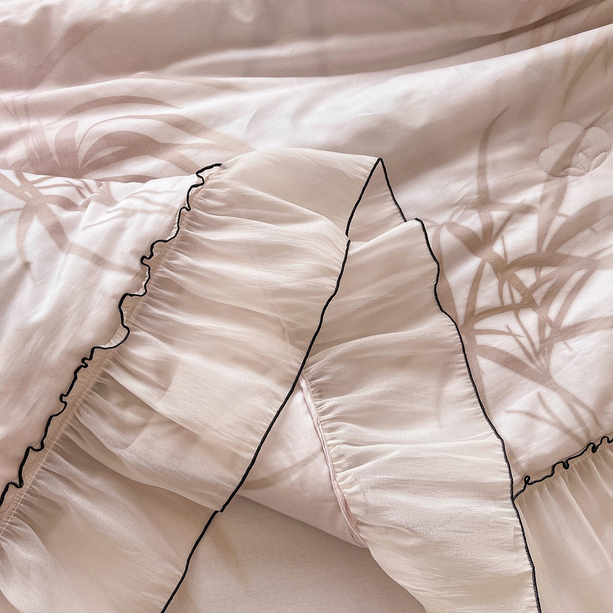 91家纺网 家纺一手货源 找家纺 宜凡家纺 2026新款全棉数码印花夏被床裙四件套③号系列 竹影 粉