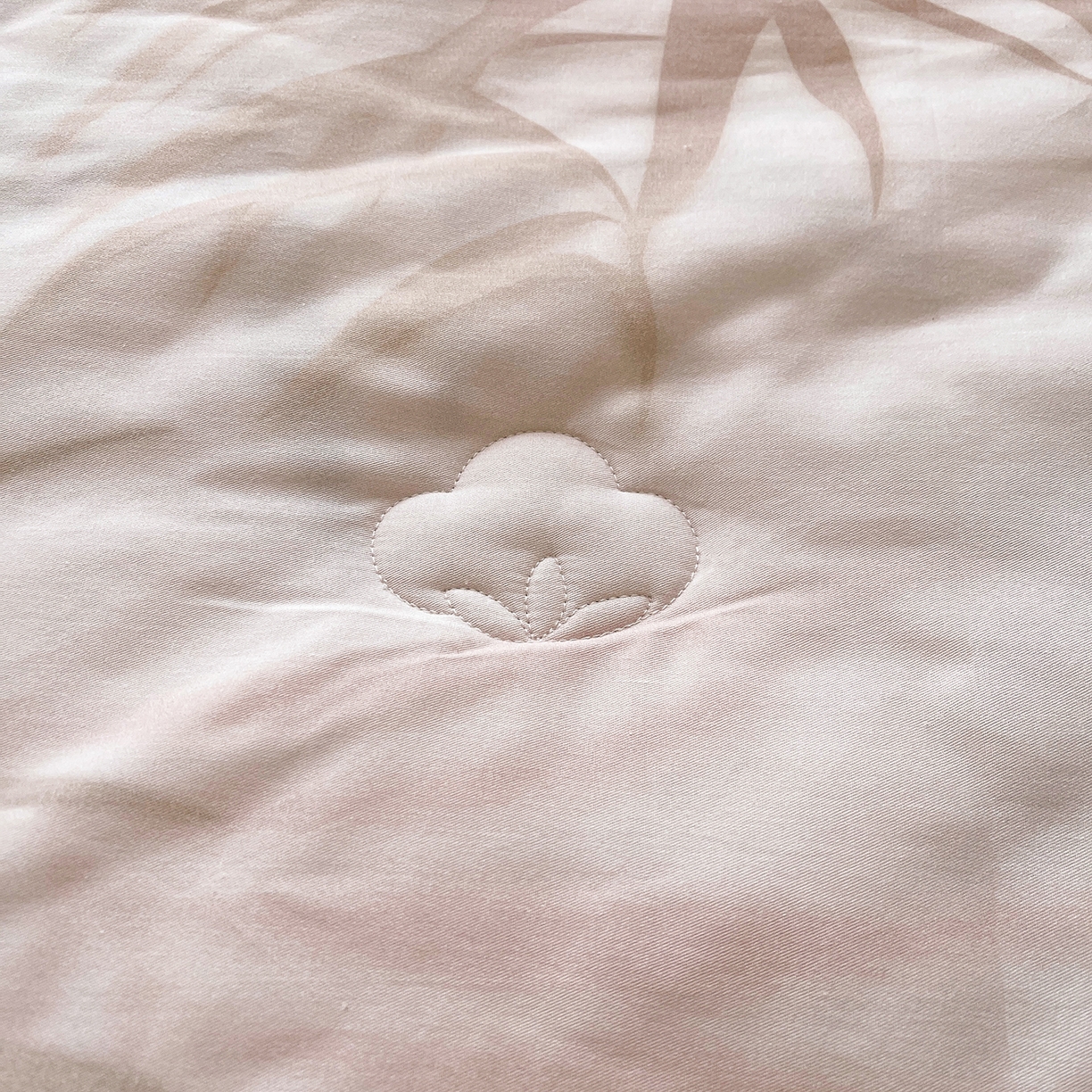 91家纺网 家纺一手货源 找家纺 宜凡家纺 2026新款全棉数码印花夏被床裙四件套③号系列 竹影 粉