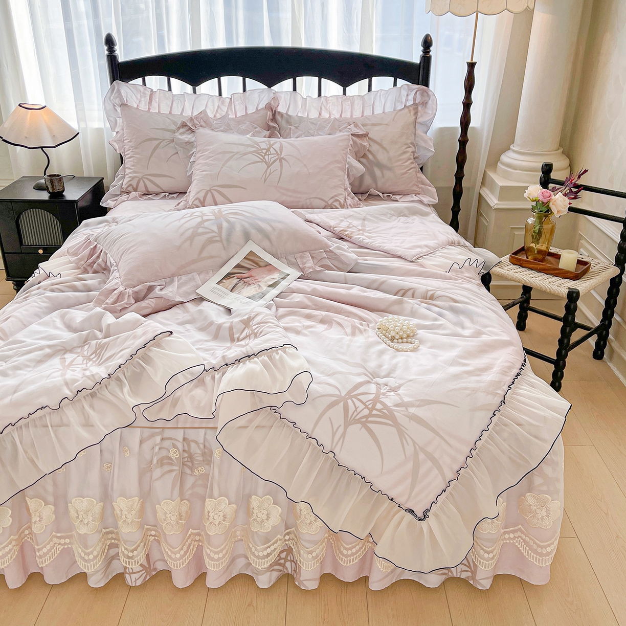 91家纺网 家纺一手货源 找家纺 宜凡家纺 2026新款全棉数码印花夏被床裙四件套③号系列 竹影 粉