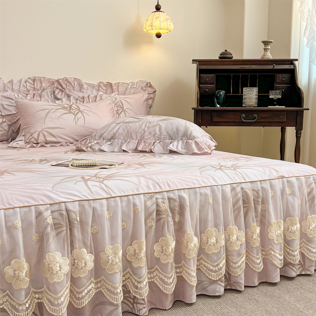 91家纺网 家纺一手货源 找家纺 宜凡家纺 2026新款全棉数码印花单层床裙三件套③号系列 竹影 粉