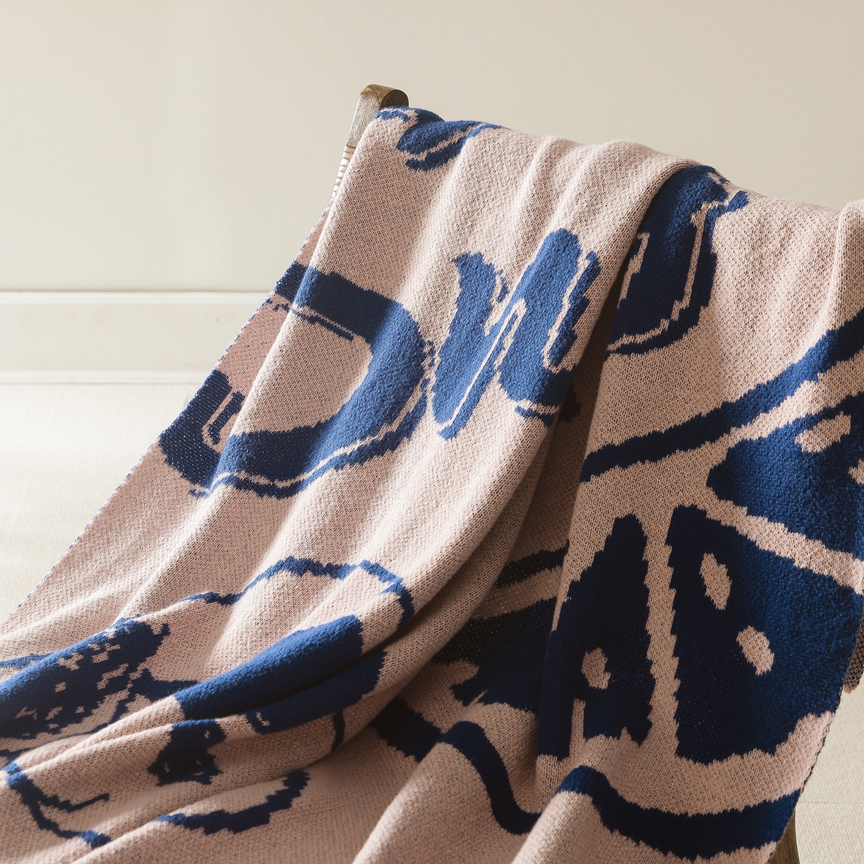 91家纺网 家纺一手货源 找家纺 苏艺针织史努比SNOOPY正版授权独家针织毯儿童毯披肩多功能盖毯礼物终端控价 史努比-香橘士（粉）