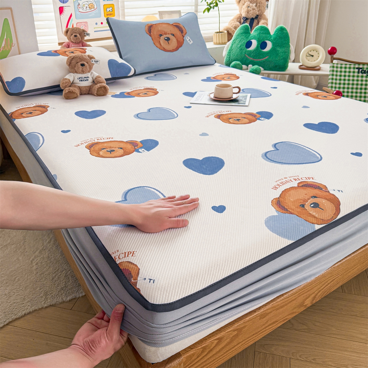 91家纺网 家纺一手货源 找家纺 慕木家纺 2026春夏新款泰迪冰丝席系列凉席席子空调软席平席和床笠 泰迪蓝心 床笠款