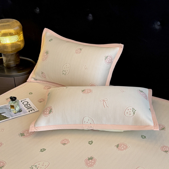 91家纺网 家纺一手货源 找家纺 畅畅家纺 2026春夏新款复合中分子PE100%聚乙烯乙纶色织提花凉感软凉席席子 草莓甜心