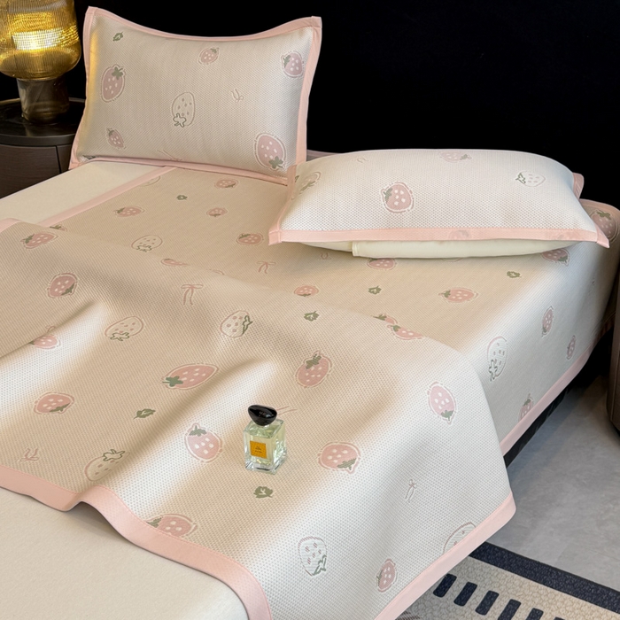 91家纺网 家纺一手货源 找家纺 畅畅家纺 2026春夏新款复合中分子PE100%聚乙烯乙纶色织提花凉感软凉席席子 草莓甜心