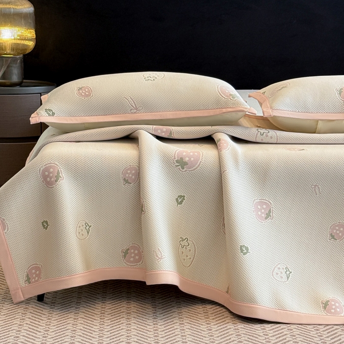 91家纺网 家纺一手货源 找家纺 畅畅家纺 2026春夏新款复合中分子PE100%聚乙烯乙纶色织提花凉感软凉席席子 草莓甜心