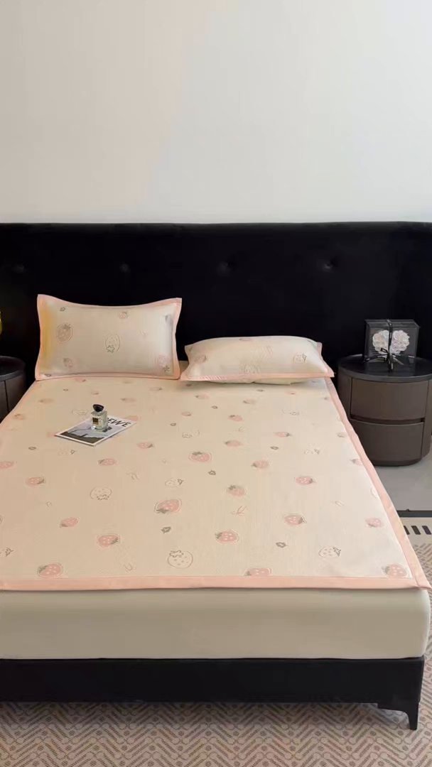 91家纺网 家纺一手货源 找家纺 畅畅家纺 2026春夏新款复合中分子PE100%聚乙烯乙纶色织提花凉感软凉席席子 草莓甜心