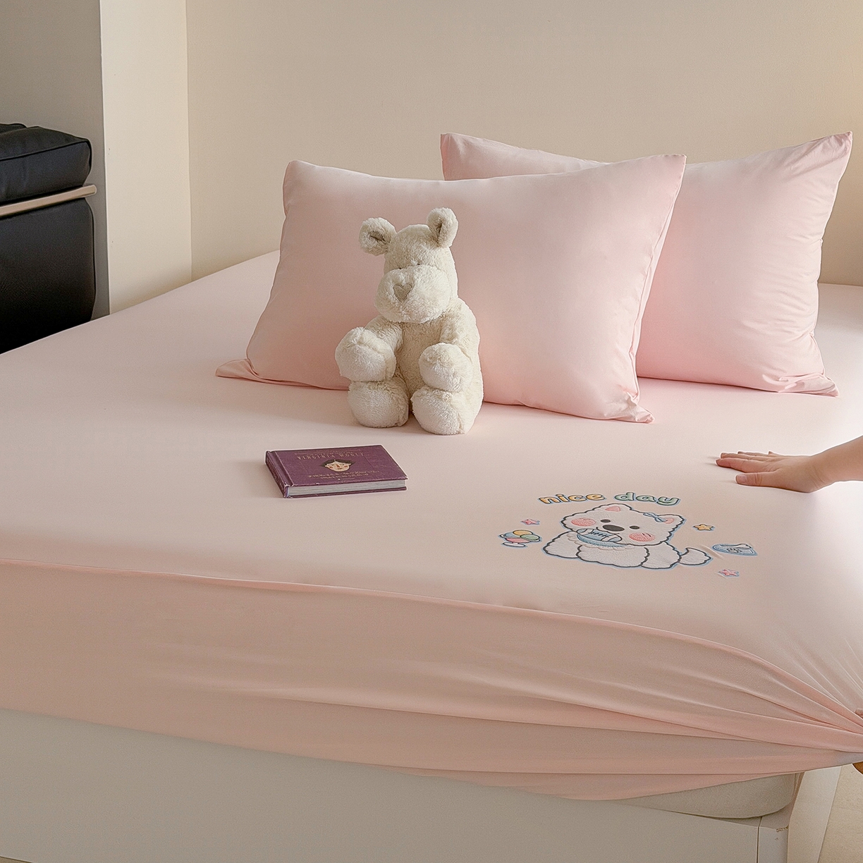 91家纺网 家纺一手货源 找家纺 TT.one 塔塔家居 2026新款A类卡通针织凉感刺绣烫印床笠 米多多-少女粉