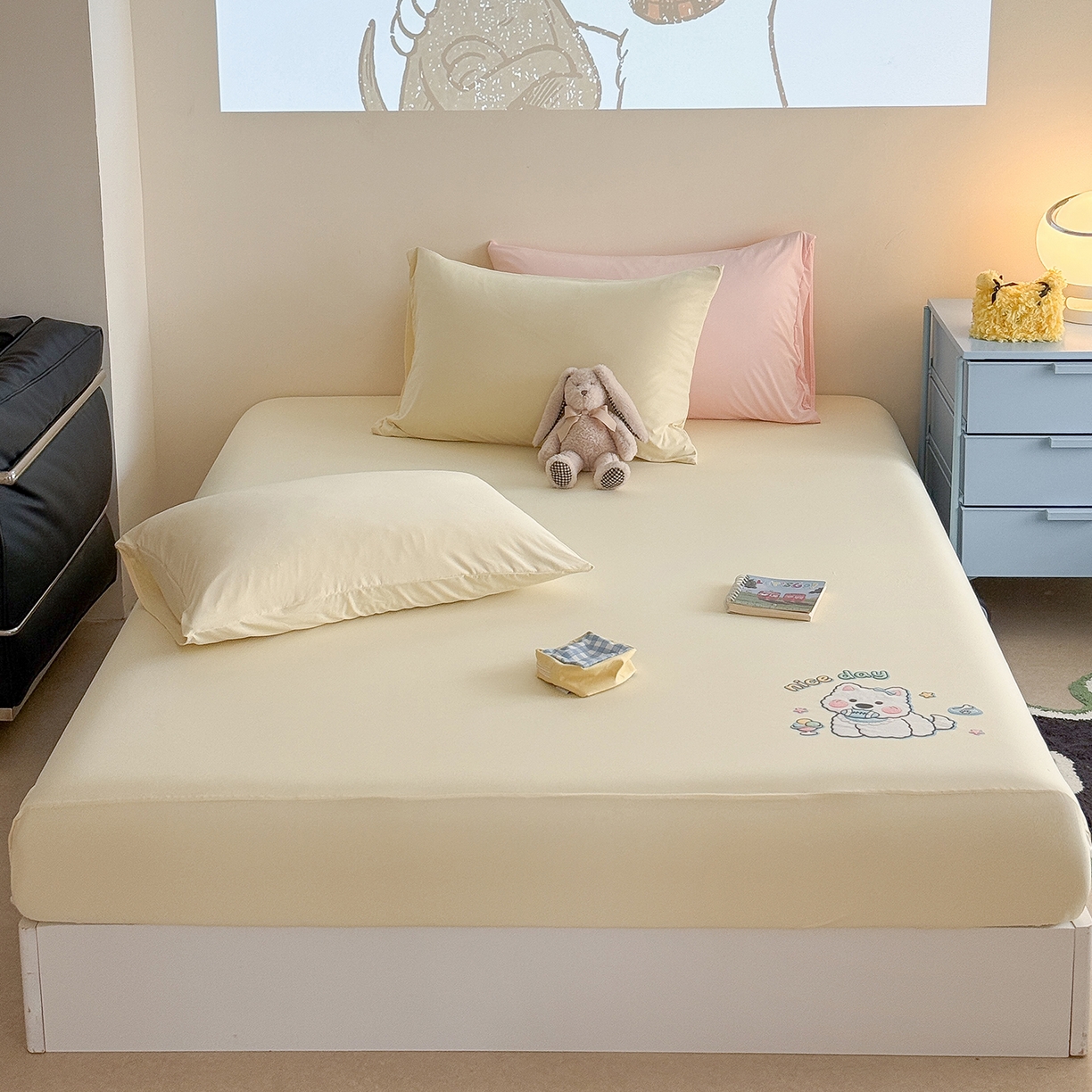 91家纺网 家纺一手货源 找家纺 TT.one 塔塔家居 2026新款A类卡通针织凉感刺绣烫印床笠 米多多-奶昔黄