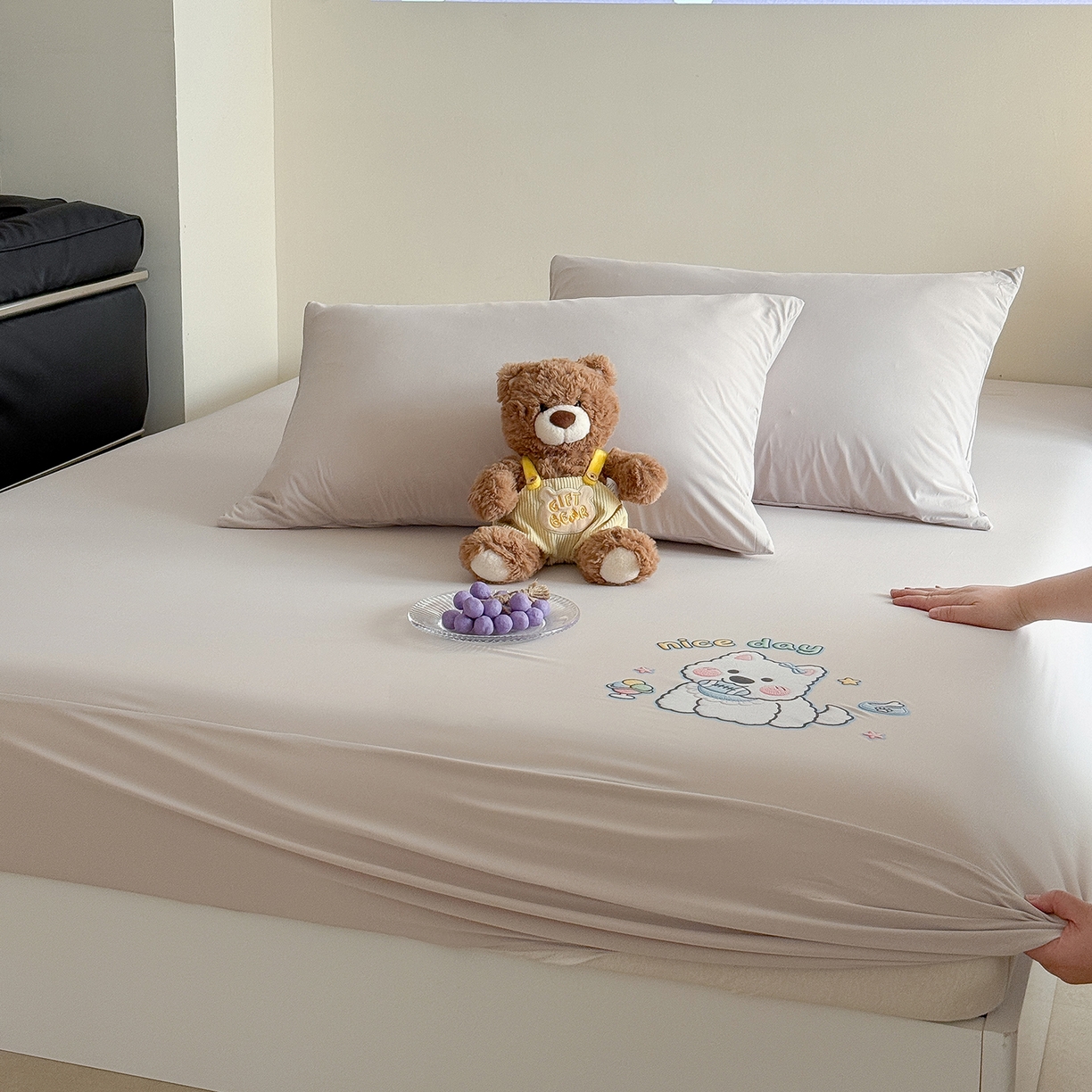 91家纺网 家纺一手货源 找家纺 TT.one 塔塔家居 2026新款A类卡通针织凉感刺绣烫印床笠 米多多-摩卡灰