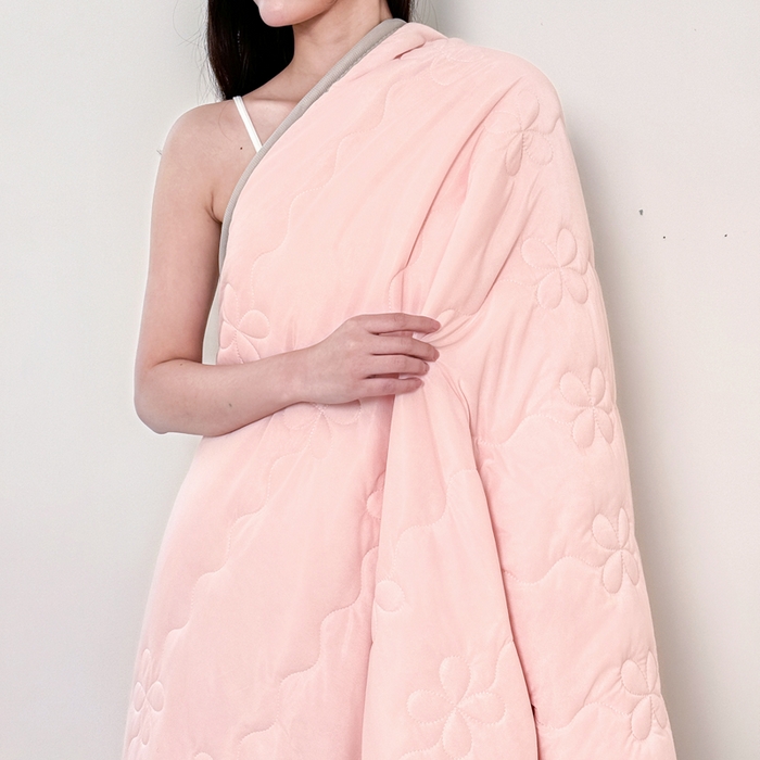 91家纺网 家纺一手货源 找家纺 丹本家纺 2026新款凉感夏被空调被凉席空调席冰丝席纯色床裙乳胶席三件套四件套菱形格 夏被-粉色