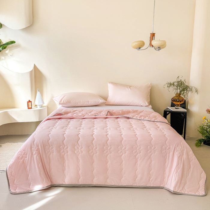 91家纺网 家纺一手货源 找家纺 丹本家纺 2026新款凉感夏被空调被凉席空调席冰丝席纯色床裙乳胶席三件套四件套菱形格 夏被-粉色