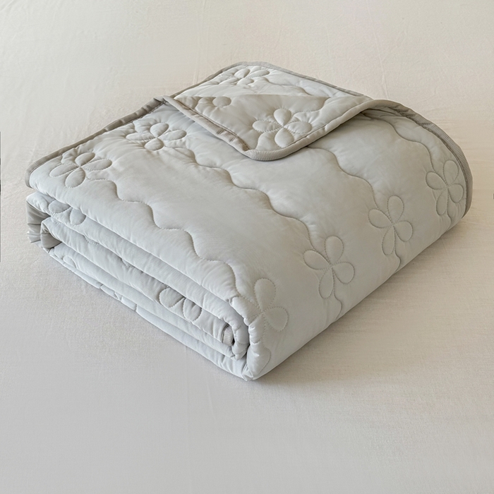 91家纺网 家纺一手货源 找家纺 丹本家纺 2026新款凉感夏被空调被凉席空调席冰丝席纯色床裙乳胶席三件套四件套菱形格 夏被-灰色