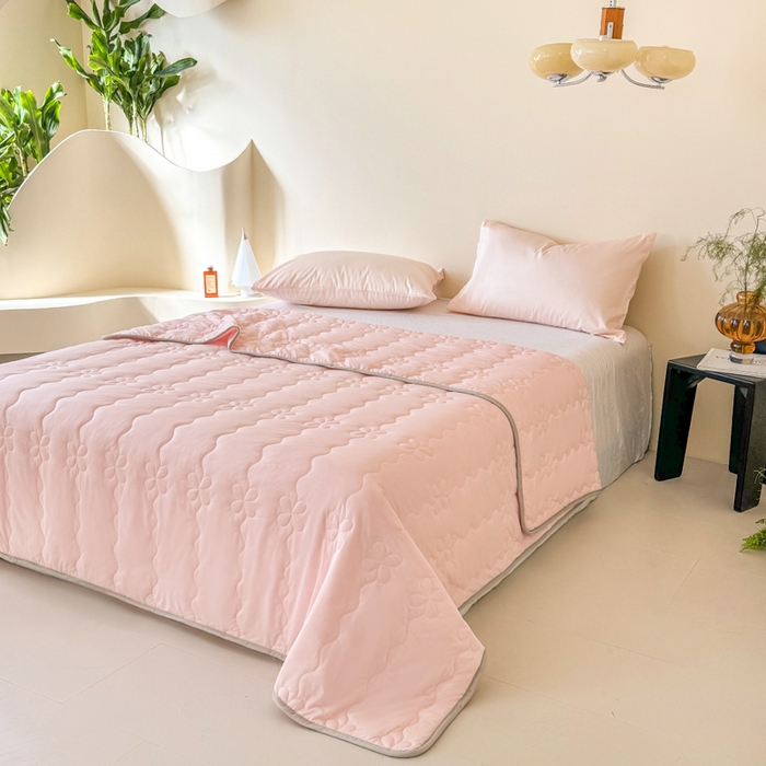 91家纺网 家纺一手货源 找家纺 丹本家纺 2026新款凉感夏被空调被凉席空调席冰丝席纯色床裙乳胶席三件套四件套菱形格 夏被-粉色