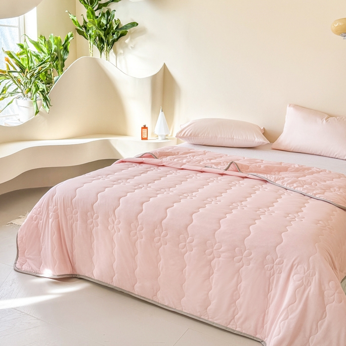 91家纺网 家纺一手货源 找家纺 丹本家纺 2026新款凉感夏被空调被凉席空调席冰丝席纯色床裙乳胶席三件套四件套菱形格 夏被-粉色