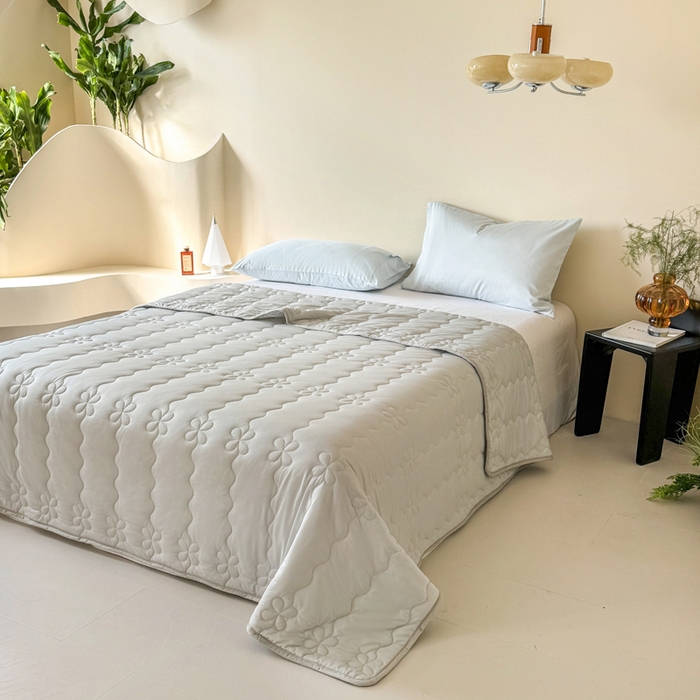 91家纺网 家纺一手货源 找家纺 丹本家纺 2026新款凉感夏被空调被凉席空调席冰丝席纯色床裙乳胶席三件套四件套菱形格 夏被-灰色