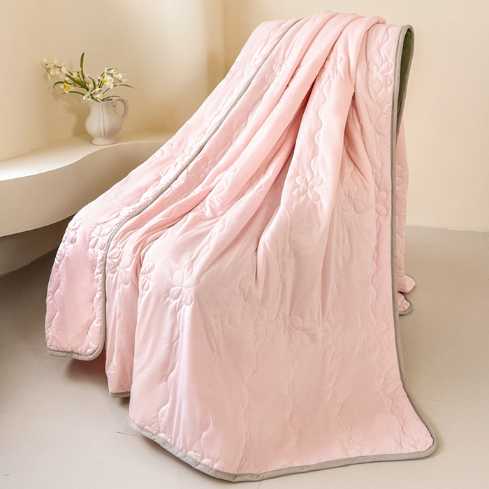 91家纺网 家纺一手货源 找家纺 丹本家纺 2026新款凉感夏被空调被凉席空调席冰丝席纯色床裙乳胶席三件套四件套菱形格 夏被-粉色