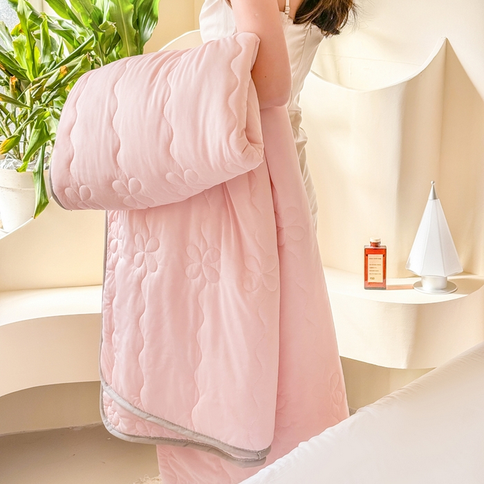 91家纺网 家纺一手货源 找家纺 丹本家纺 2026新款凉感夏被空调被凉席空调席冰丝席纯色床裙乳胶席三件套四件套菱形格 夏被-粉色