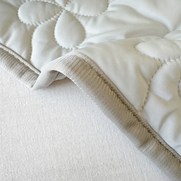 91家纺网 家纺一手货源 找家纺 丹本家纺 2026新款凉感夏被空调被凉席空调席冰丝席纯色床裙乳胶席三件套四件套菱形格 夏被-灰色