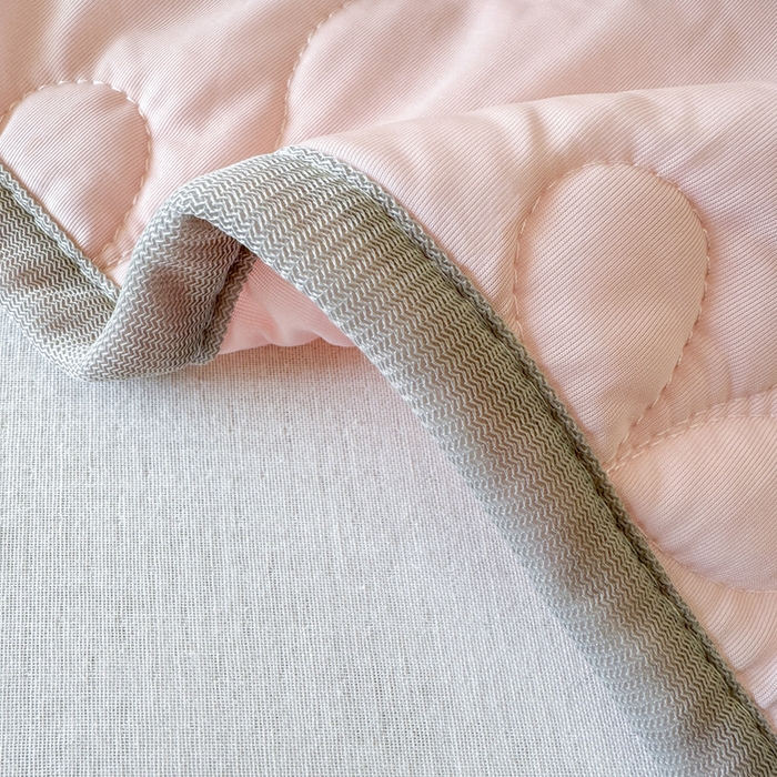 91家纺网 家纺一手货源 找家纺 丹本家纺 2026新款凉感夏被空调被凉席空调席冰丝席纯色床裙乳胶席三件套四件套菱形格 夏被-粉色