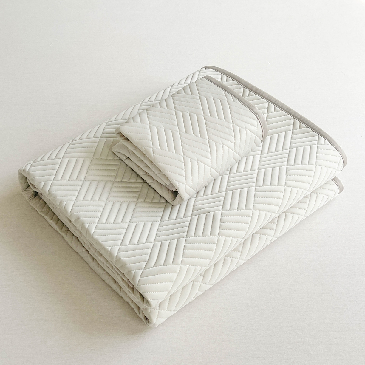 91家纺网 家纺一手货源 找家纺 丹本家纺 2026新款凉感夏被空调被凉席空调席冰丝席纯色床裙乳胶席三件套四件套菱形格 菱形格平铺款-灰色