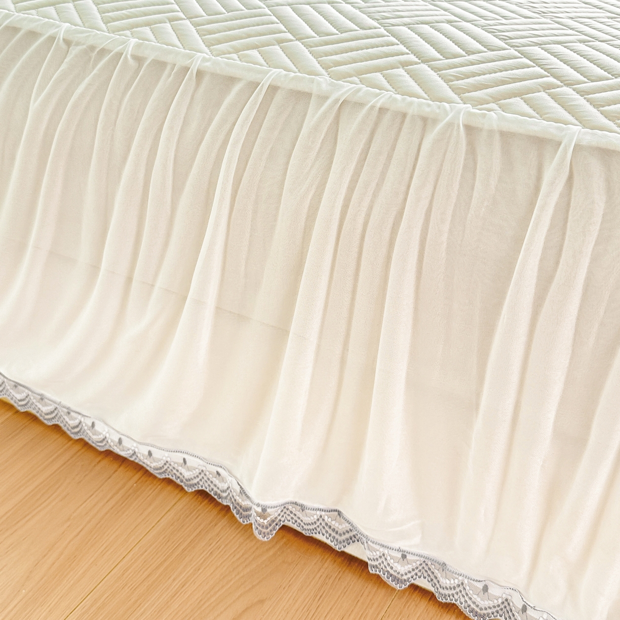 91家纺网 家纺一手货源 找家纺 丹本家纺 2026新款凉感夏被空调被凉席空调席冰丝席纯色床裙乳胶席三件套四件套菱形格 菱形格床裙款-米白