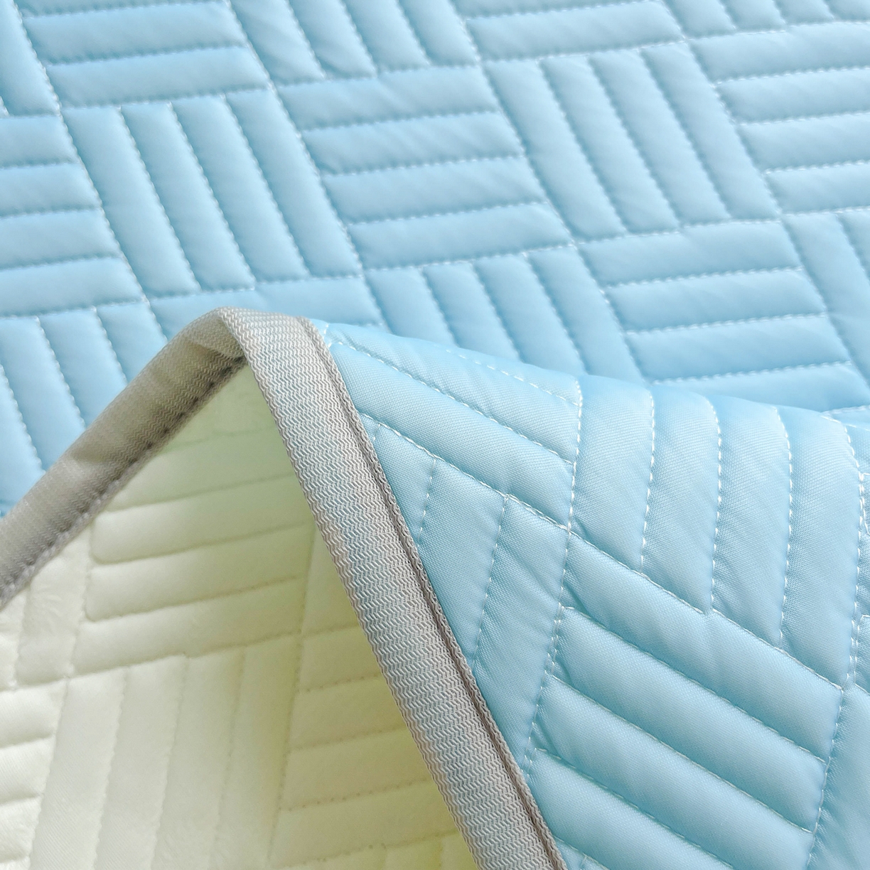 91家纺网 家纺一手货源 找家纺 丹本家纺 2026新款凉感夏被空调被凉席空调席冰丝席纯色床裙乳胶席三件套四件套菱形格 菱形格平铺款-天蓝