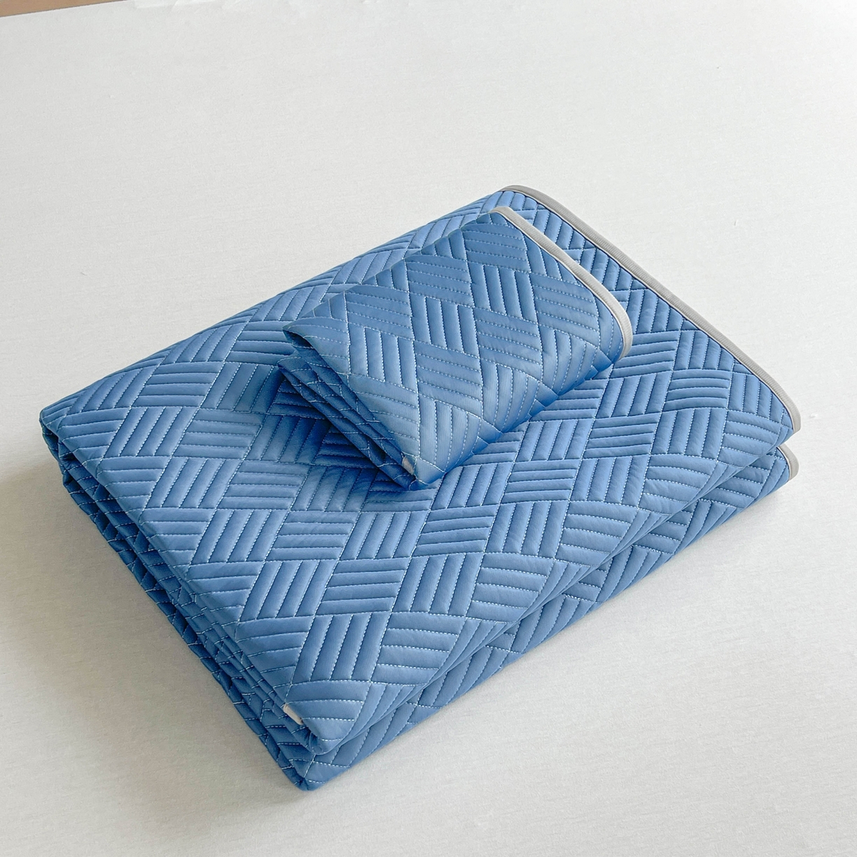 91家纺网 家纺一手货源 找家纺 丹本家纺 2026新款凉感夏被空调被凉席空调席冰丝席纯色床裙乳胶席三件套四件套菱形格 菱形格平铺款-深蓝