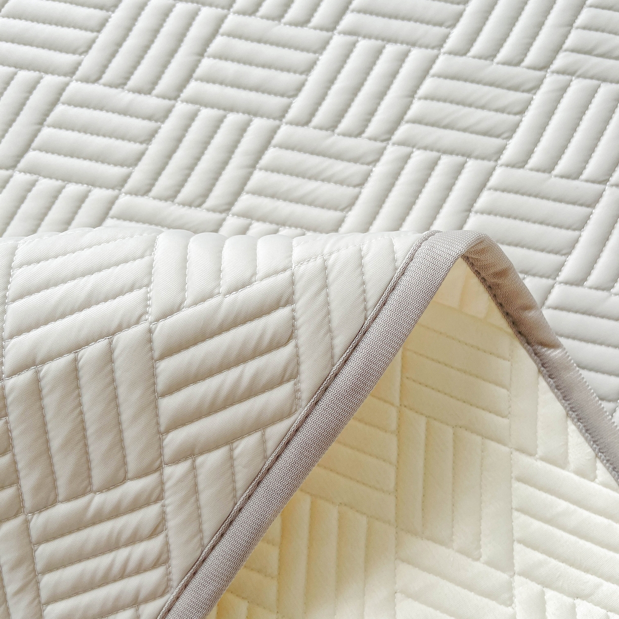 91家纺网 家纺一手货源 找家纺 丹本家纺 2026新款凉感夏被空调被凉席空调席冰丝席纯色床裙乳胶席三件套四件套菱形格 菱形格平铺款-灰色