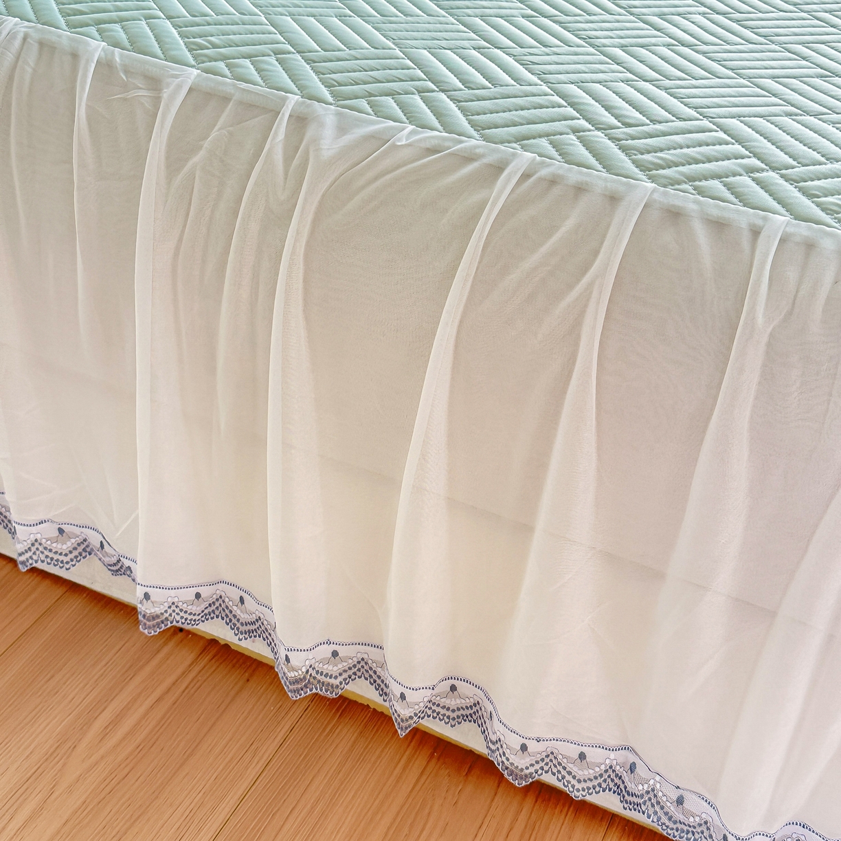 91家纺网 家纺一手货源 找家纺 丹本家纺 2026新款凉感夏被空调被凉席空调席冰丝席纯色床裙乳胶席三件套四件套菱形格 菱形格床裙款-青色