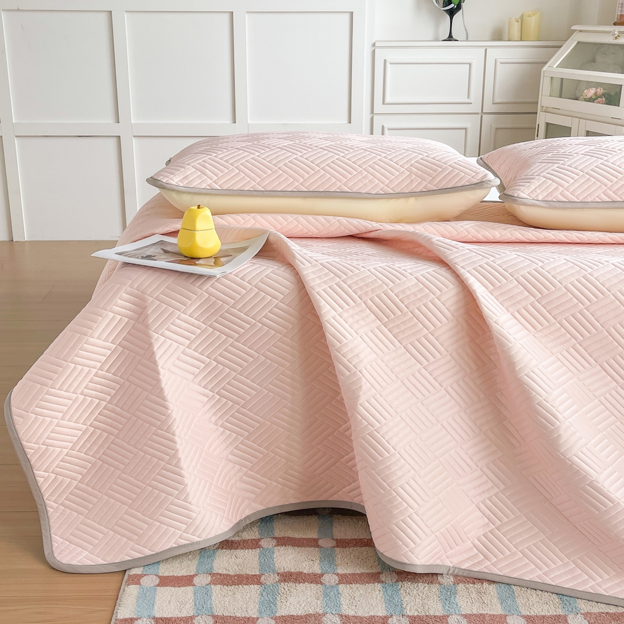 91家纺网 家纺一手货源 找家纺 丹本家纺 2026新款凉感夏被空调被凉席空调席冰丝席纯色床裙乳胶席三件套四件套菱形格 菱形格平铺款粉色