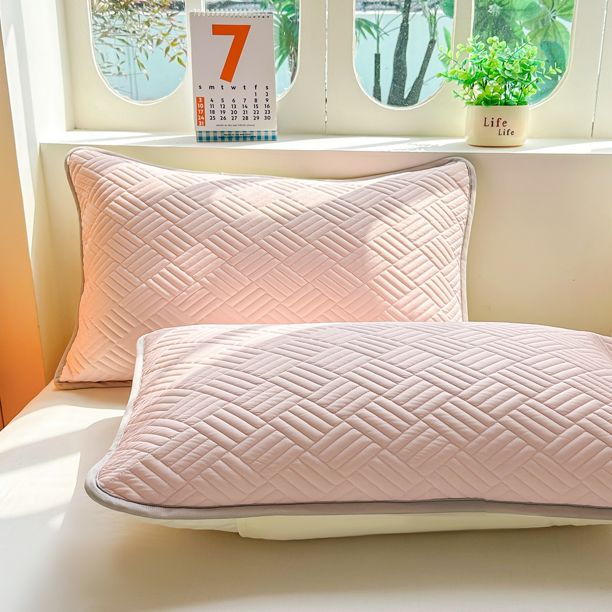 91家纺网 家纺一手货源 找家纺 丹本家纺 2026新款凉感夏被空调被凉席空调席冰丝席纯色床裙乳胶席三件套四件套菱形格 菱形格床裙款-粉色