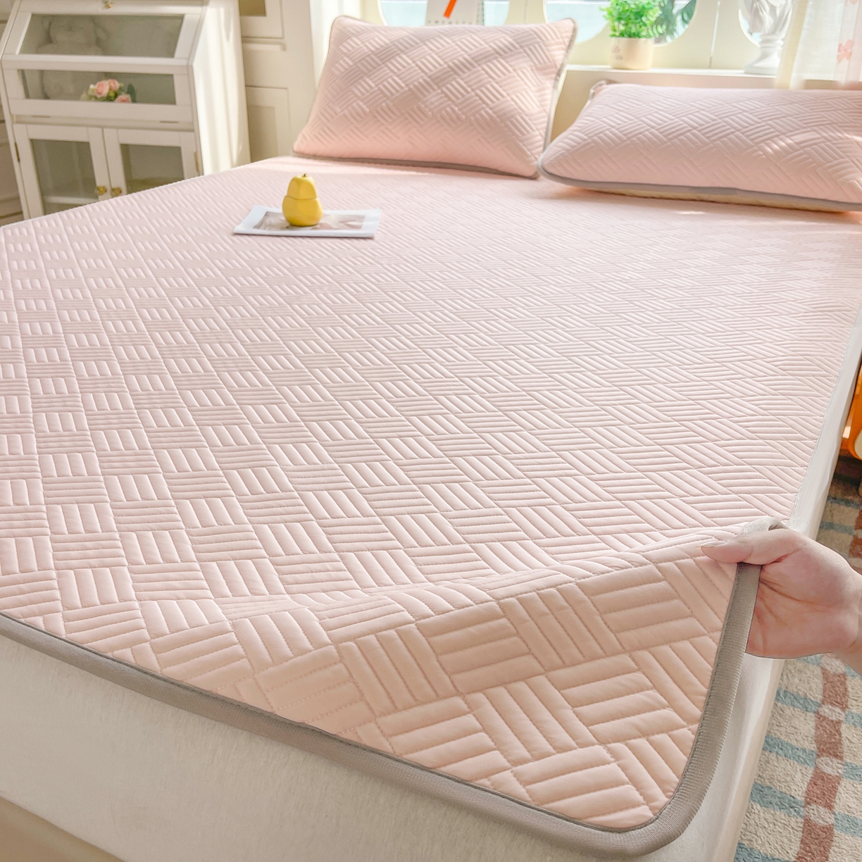 91家纺网 家纺一手货源 找家纺 丹本家纺 2026新款凉感夏被空调被凉席空调席冰丝席纯色床裙乳胶席三件套四件套菱形格 菱形格平铺款粉色