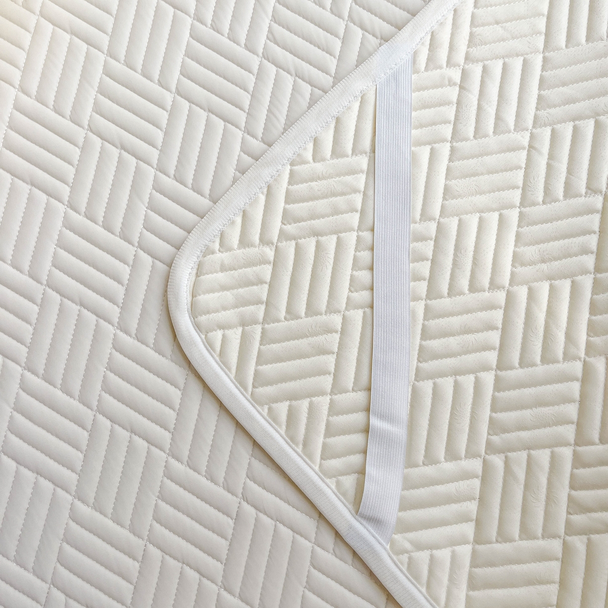 91家纺网 家纺一手货源 找家纺 丹本家纺 2026新款凉感夏被空调被凉席空调席冰丝席纯色床裙乳胶席三件套四件套菱形格 菱形格平铺款-米白