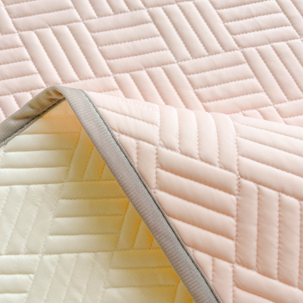 91家纺网 家纺一手货源 找家纺 丹本家纺 2026新款凉感夏被空调被凉席空调席冰丝席纯色床裙乳胶席三件套四件套菱形格 菱形格平铺款粉色