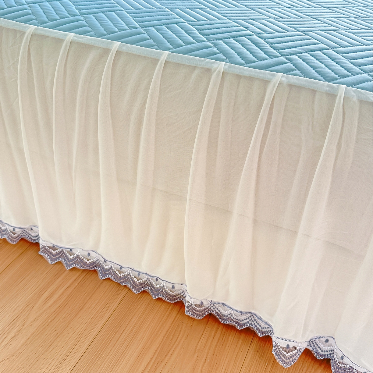 91家纺网 家纺一手货源 找家纺 丹本家纺 2026新款凉感夏被空调被凉席空调席冰丝席纯色床裙乳胶席三件套四件套菱形格 菱形格床裙款-天蓝