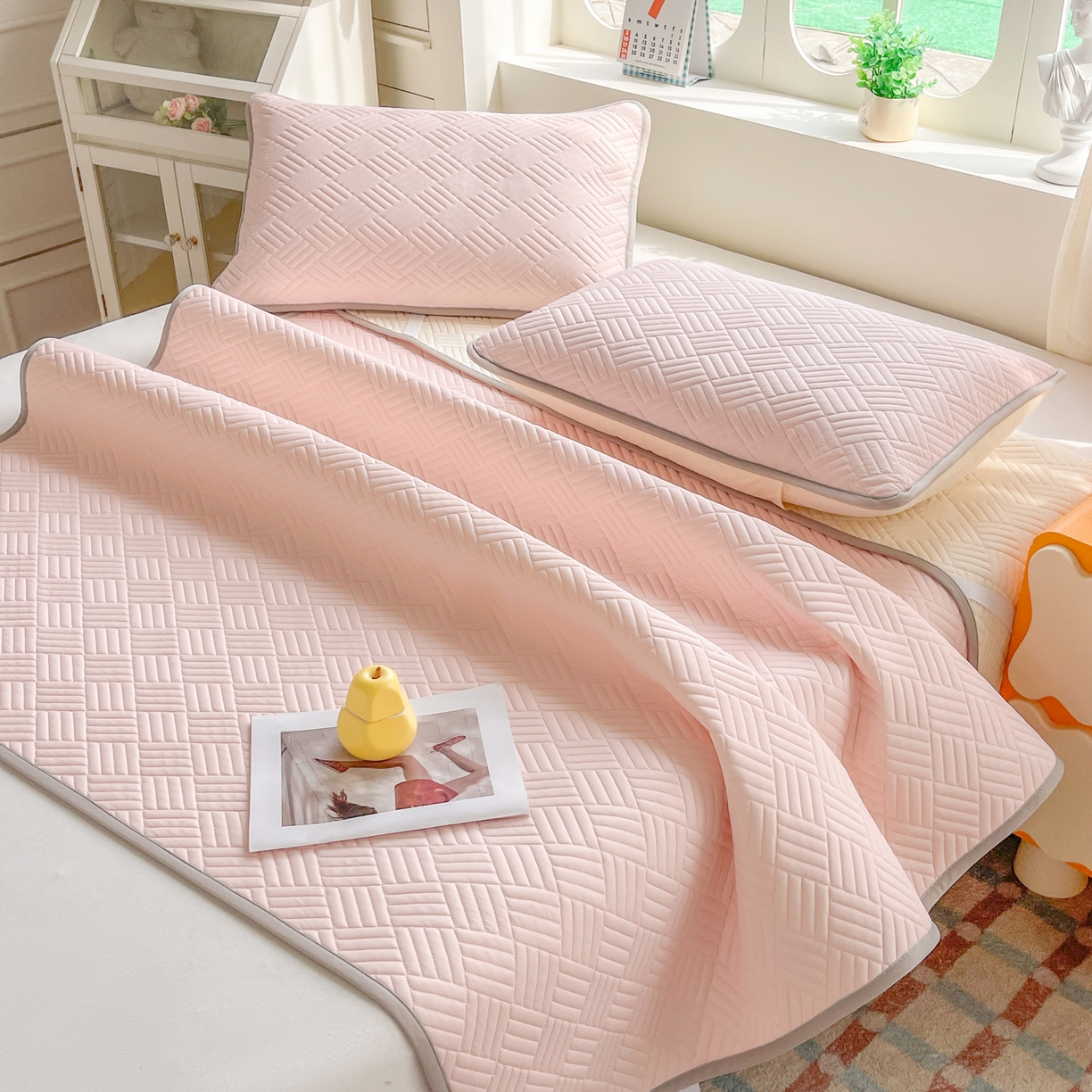 91家纺网 家纺一手货源 找家纺 丹本家纺 2026新款凉感夏被空调被凉席空调席冰丝席纯色床裙乳胶席三件套四件套菱形格 菱形格平铺款粉色