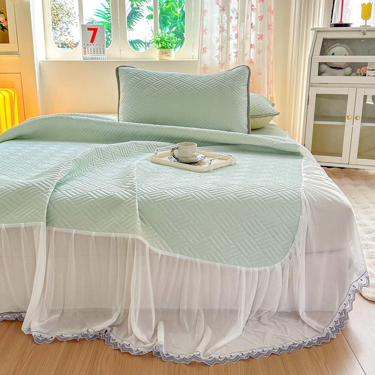 91家纺网 家纺一手货源 找家纺 丹本家纺 2026新款凉感夏被空调被凉席空调席冰丝席纯色床裙乳胶席三件套四件套菱形格 菱形格床裙款-青色