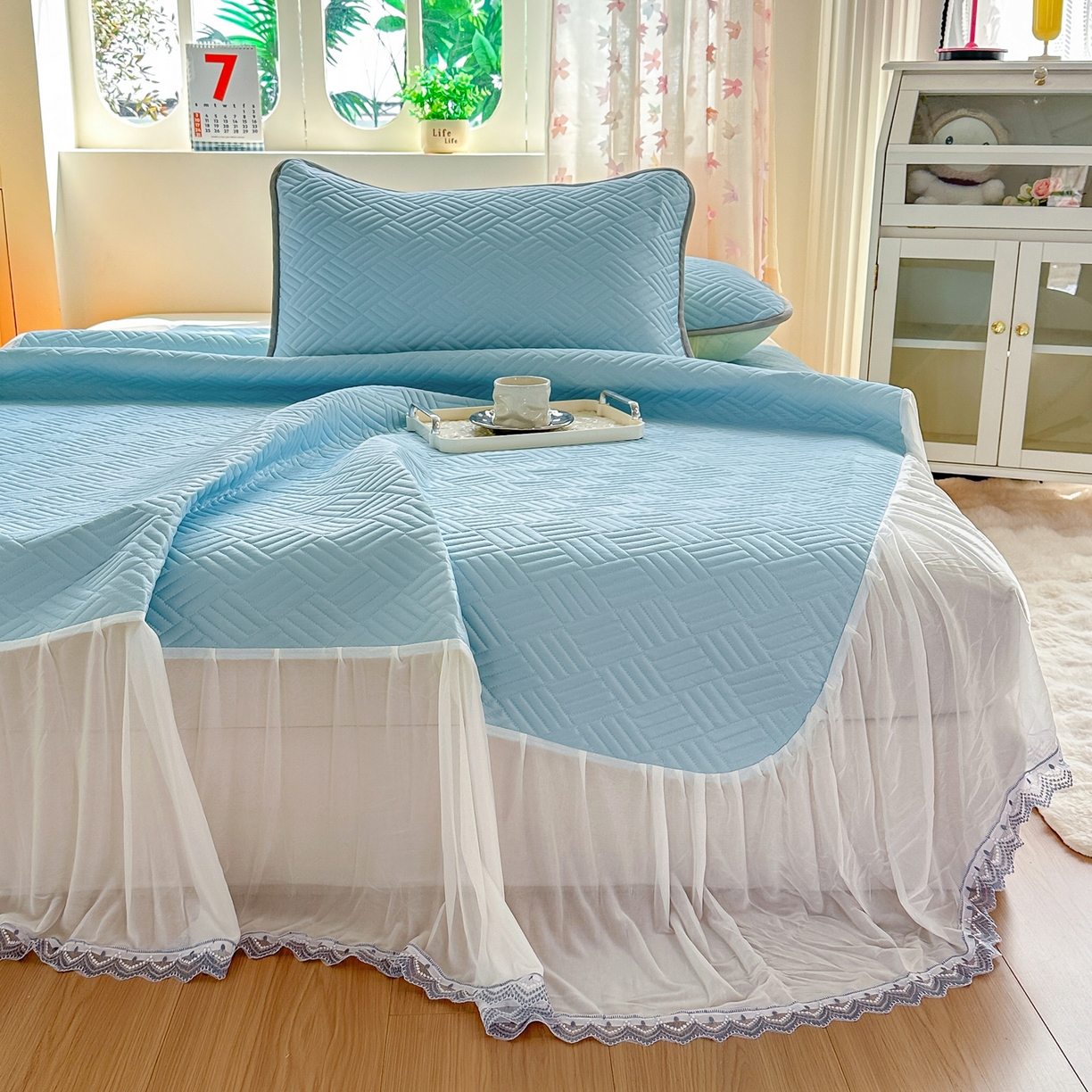 91家纺网 家纺一手货源 找家纺 丹本家纺 2026新款凉感夏被空调被凉席空调席冰丝席纯色床裙乳胶席三件套四件套菱形格 菱形格床裙款-天蓝