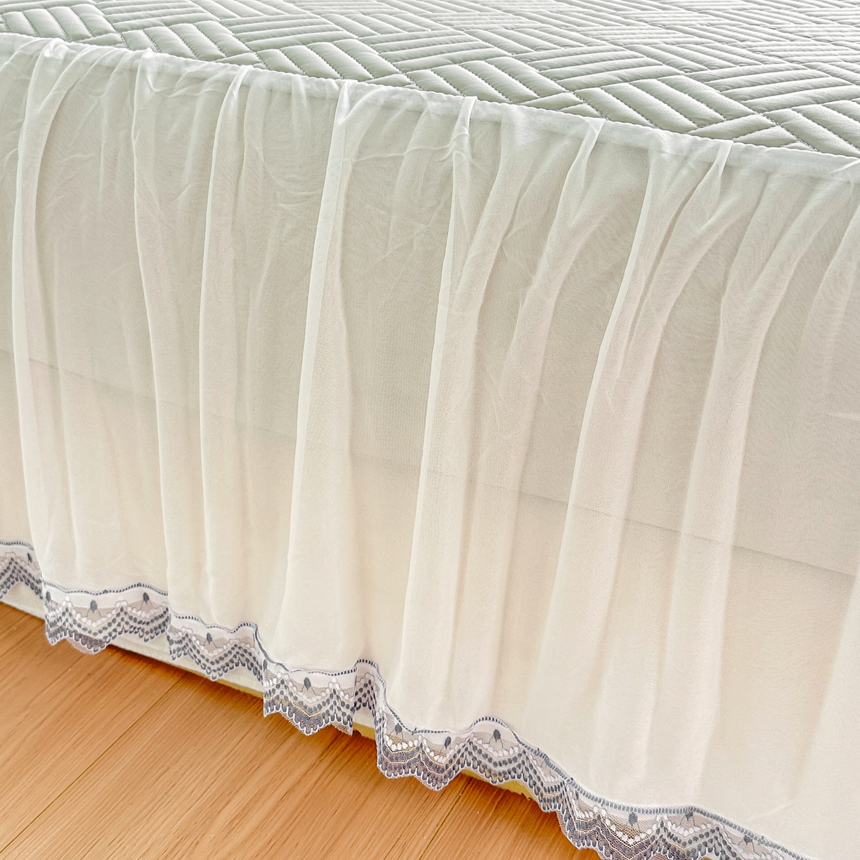 91家纺网 家纺一手货源 找家纺 丹本家纺 2026新款凉感夏被空调被凉席空调席冰丝席纯色床裙乳胶席三件套四件套菱形格 菱形格床裙款-灰色