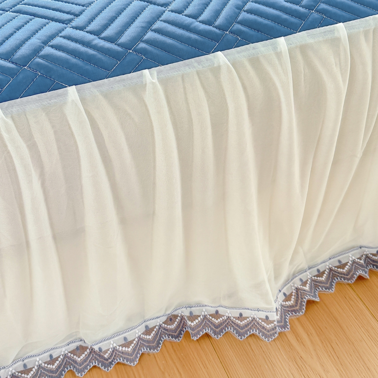 91家纺网 家纺一手货源 找家纺 丹本家纺 2026新款凉感夏被空调被凉席空调席冰丝席纯色床裙乳胶席三件套四件套菱形格 菱形格床裙款-深蓝